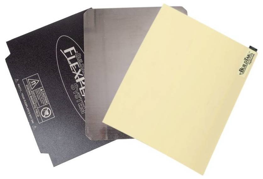 Tre diverse superfici di stampa FlexPlate si sovrappongono parzialmente, ciascuna con una texture e un colore differente.