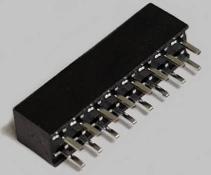 Un connettore elettrico nero rettangolare, posizionato orizzontalmente, con diversi attacchi metallici lungo un lato.