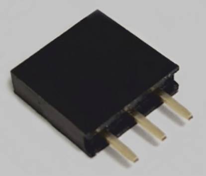 Connettore elettronico nero, rettangolare, con quattro pin dorati, su sfondo grigio.