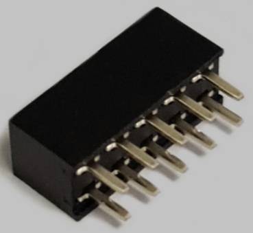Un connettore rettangolare nero con diversi pin dorati spunta in primo piano. Lo sfondo è di un uniforme colore grigio.