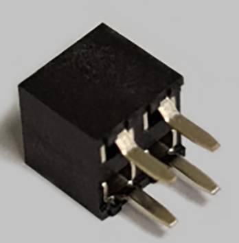 Un connettore elettrico nero rettangolare con diversi pin metallici.