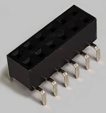 Zoccolo elettronico a otto pin, poggiante su una superficie liscia. Utilizzato nei circuiti elettronici per connessioni.