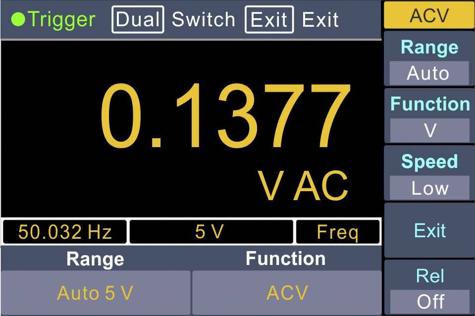 Un display di uno strumento di misura elettronico mostra '0.1377 V AC'. In alto a sinistra: 'Trigger'. In basso a sinistra: '50.032 Hz', 'Auto 5 V'. A destra: tasti per le impostazioni.