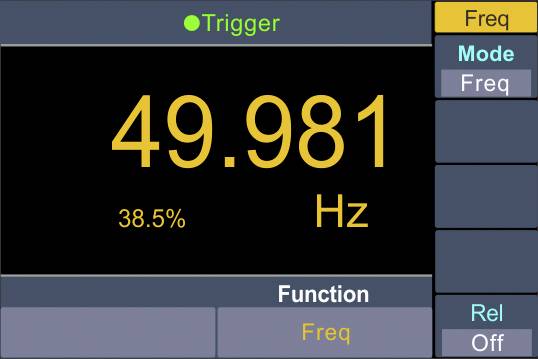 Schermo digitale di un misuratore di frequenza mostra 49,981 Hz e 38,5%. Modalità impostata su 'Freq', funzione 'Freq' attiva.