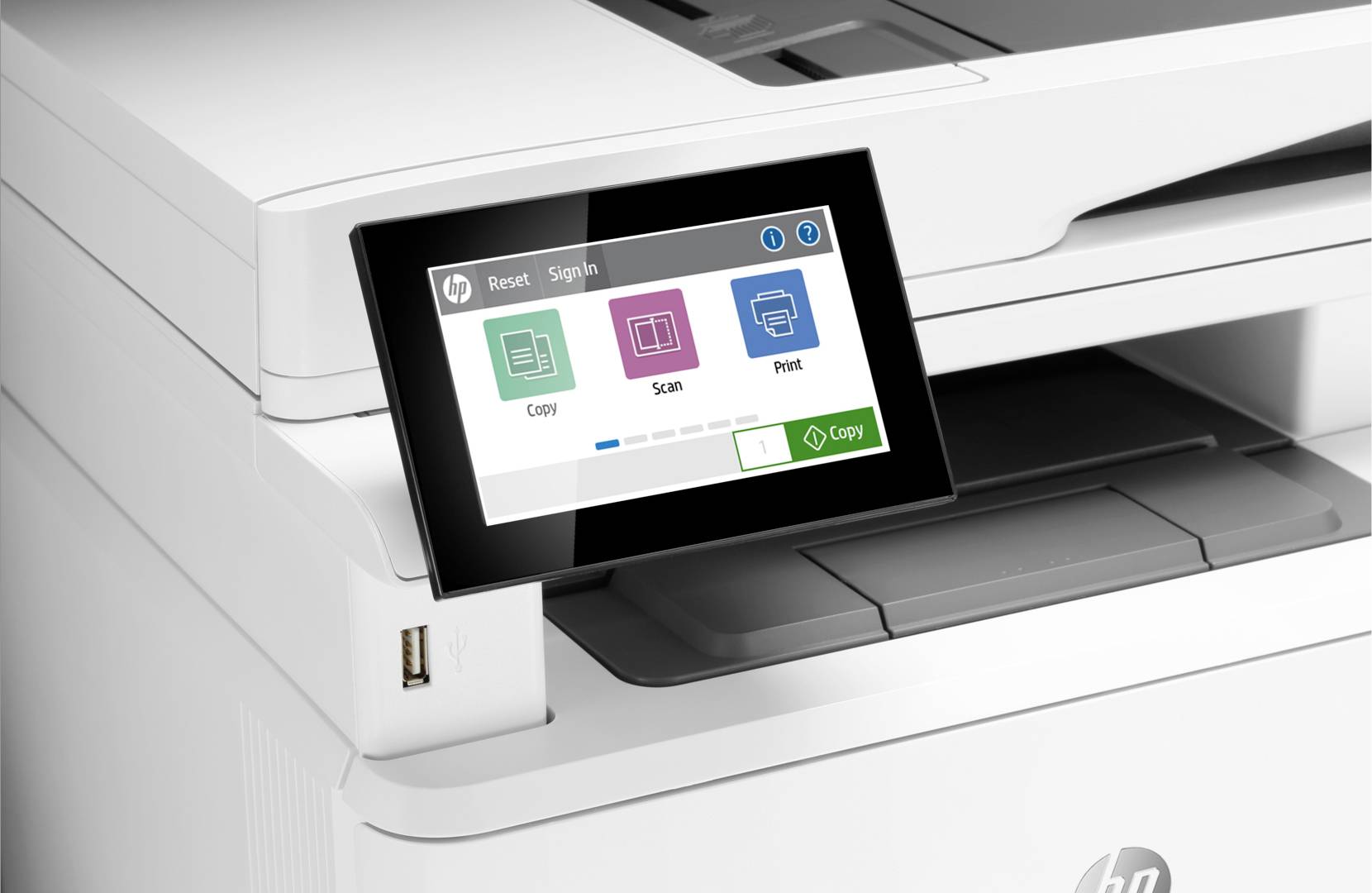Una stampante moderna con display touchscreen mostra le opzioni: 'Copia', 'Scansione' e 'Stampa'. Porta USB visibile.