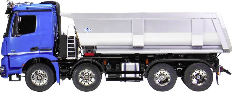 Camion blu con cassone ribaltabile argentato, sei ruote grandi e scalini per accedere alla cabina di guida. Veicolo per il trasporto di carichi pesanti.