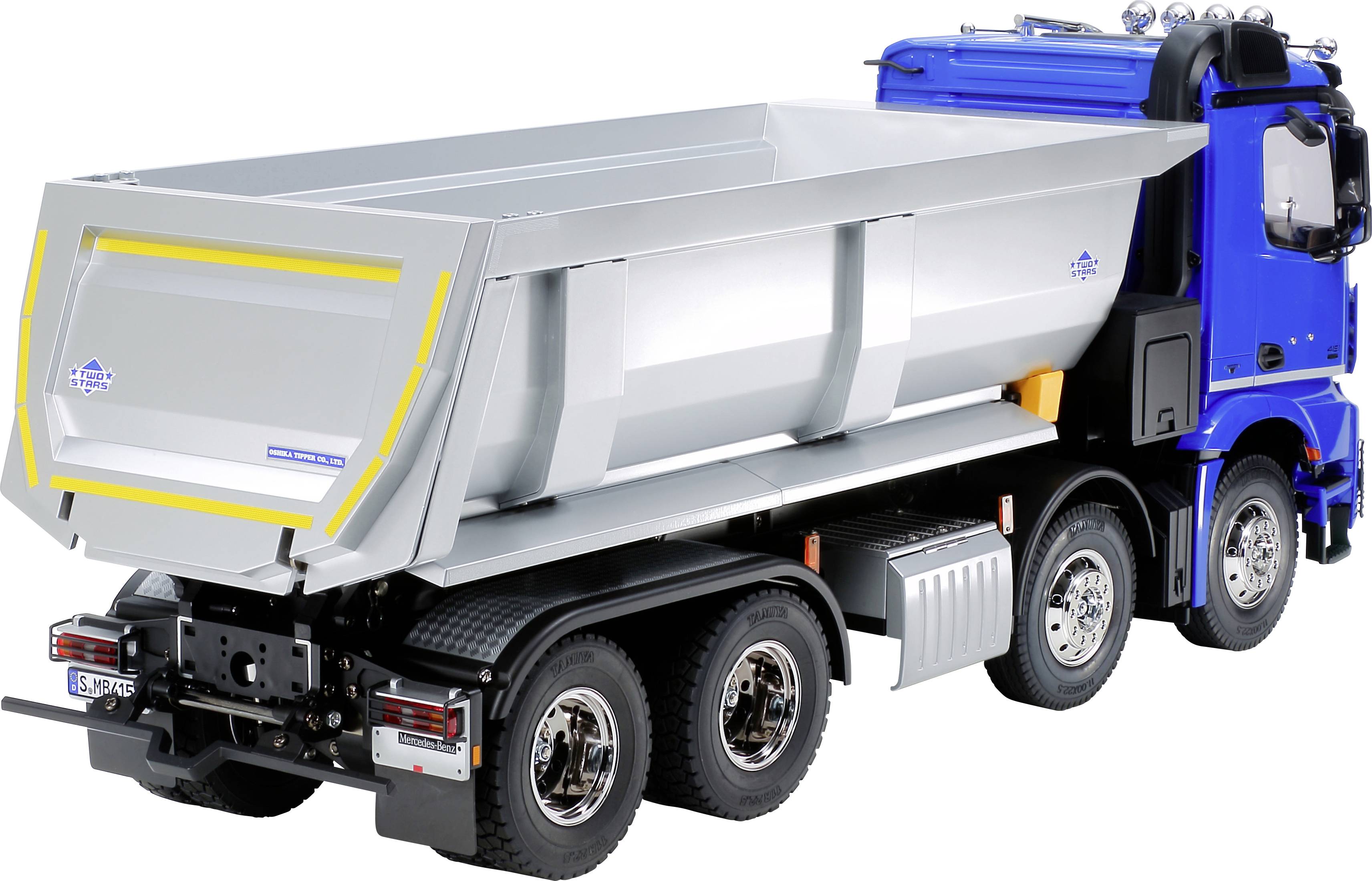 Un camion blu con un cassone ribaltabile grigio, parcheggiato su una superficie piana, pronto per il trasporto di materiale sfuso.