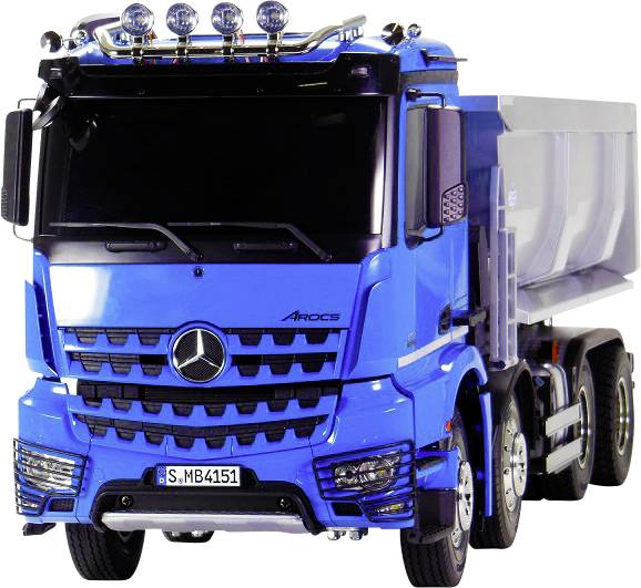 Un camion blu Mercedes-Benz, modello Arocs, con cassone ribaltabile, è visibile frontalmente su uno sfondo bianco.