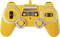 Un controller giocattolo giallo con levette nere e pulsanti argentati. Il design ricorda i veicoli da cantiere.