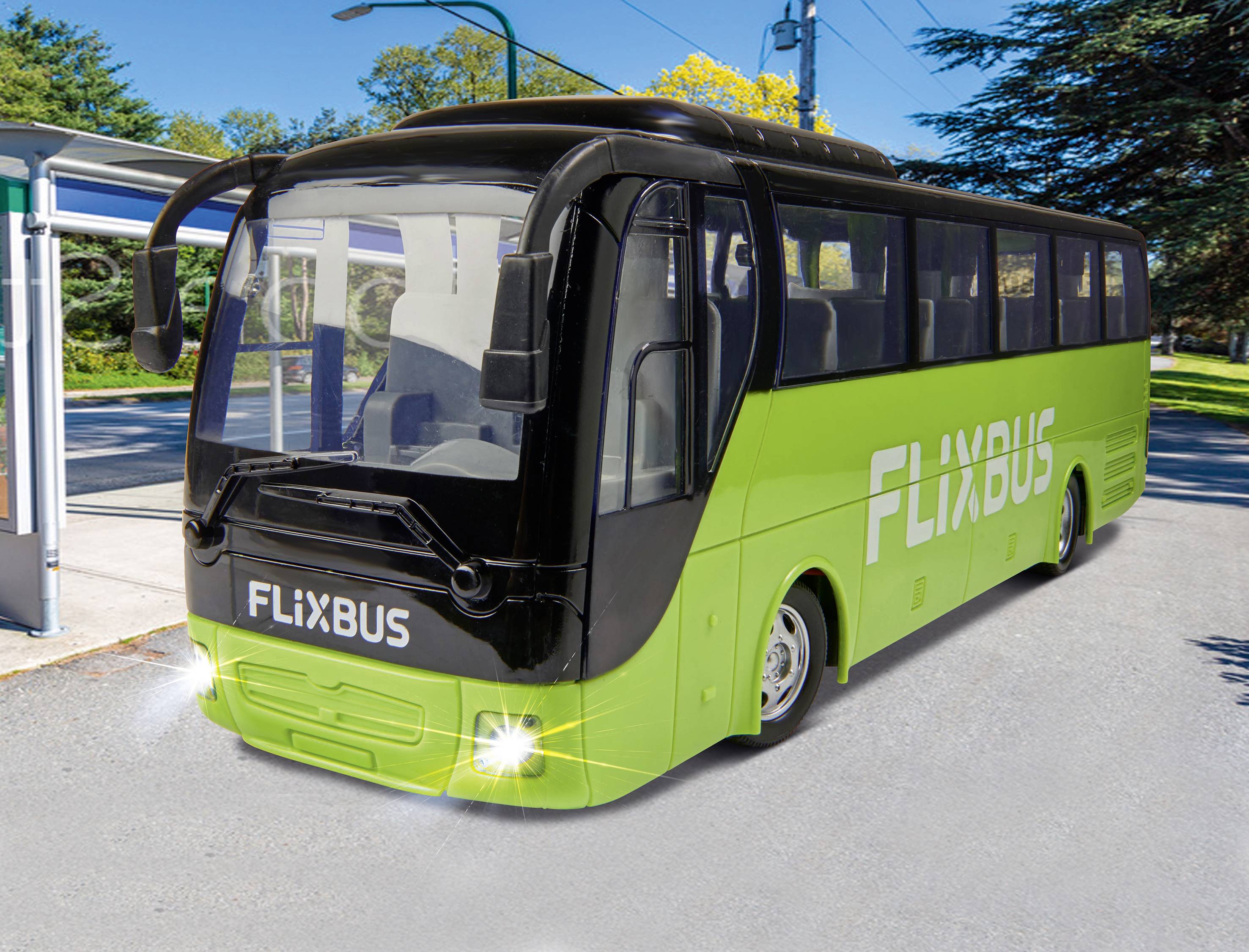 Un autobus verde con la scritta 'FlixBus' è fermo a una fermata. È una giornata soleggiata, e gli alberi sono visibili sullo sfondo.