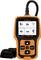 Un dispositivo diagnostico OBD II di colore arancione con schermo mostra opzioni come ricerca DTC e stato IM. Strumento per la diagnosi del veicolo.