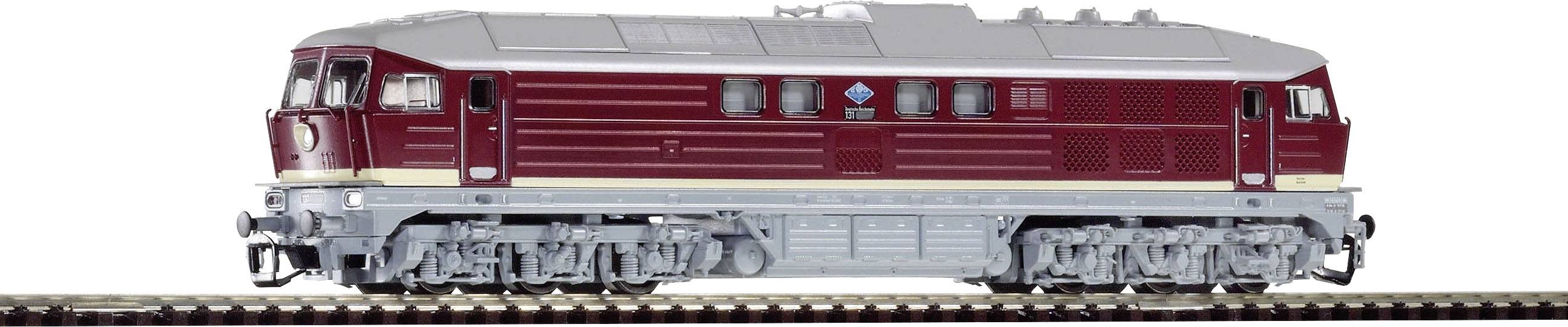 Treno giocattolo rosso sui binari, vista laterale, riproduzione dettagliata con elementi argentati e grigi.