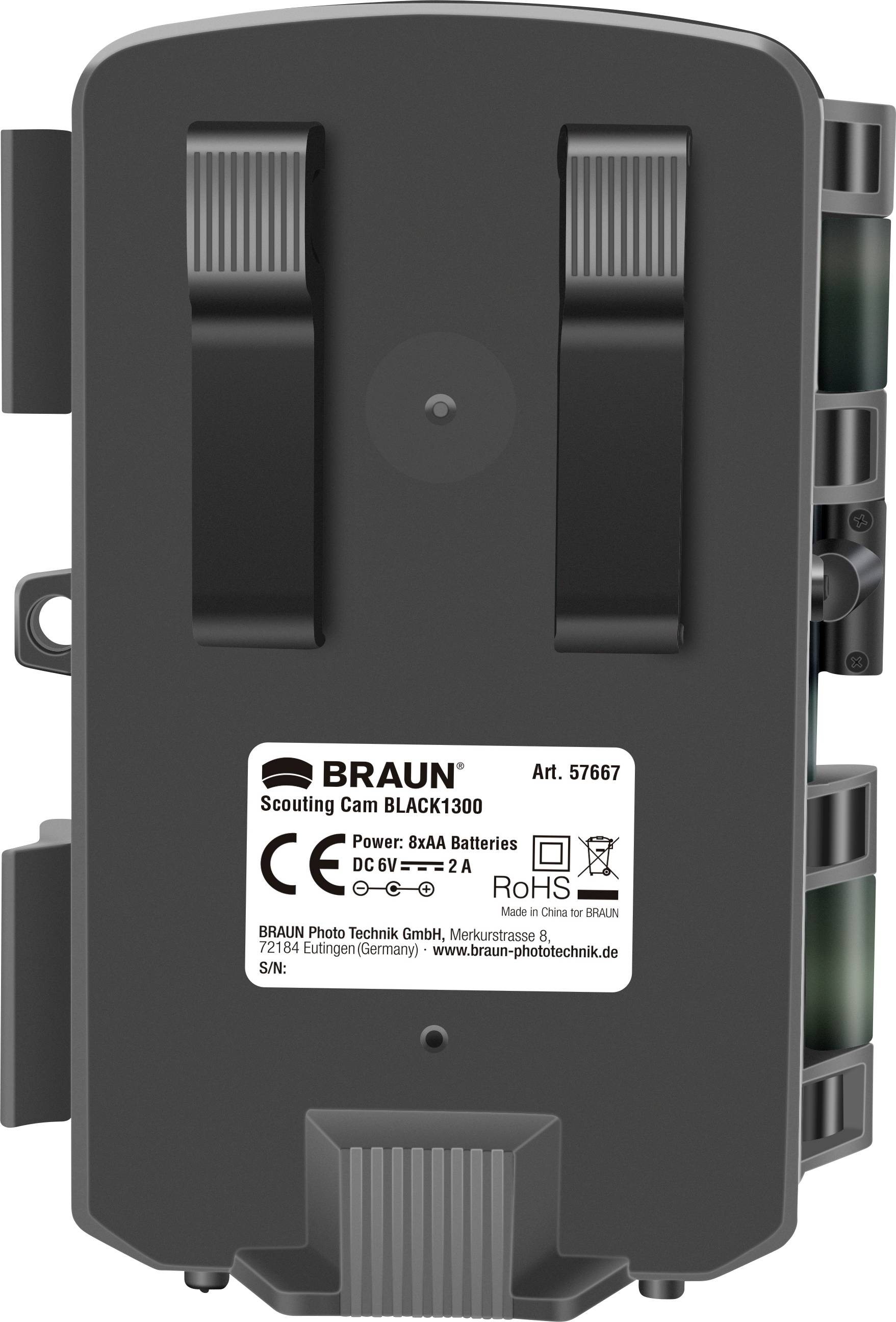 Retro di una fotocamera per fauna selvatica nera con due morsetti di fissaggio e un'etichetta con dettagli tecnici e informazioni del produttore.