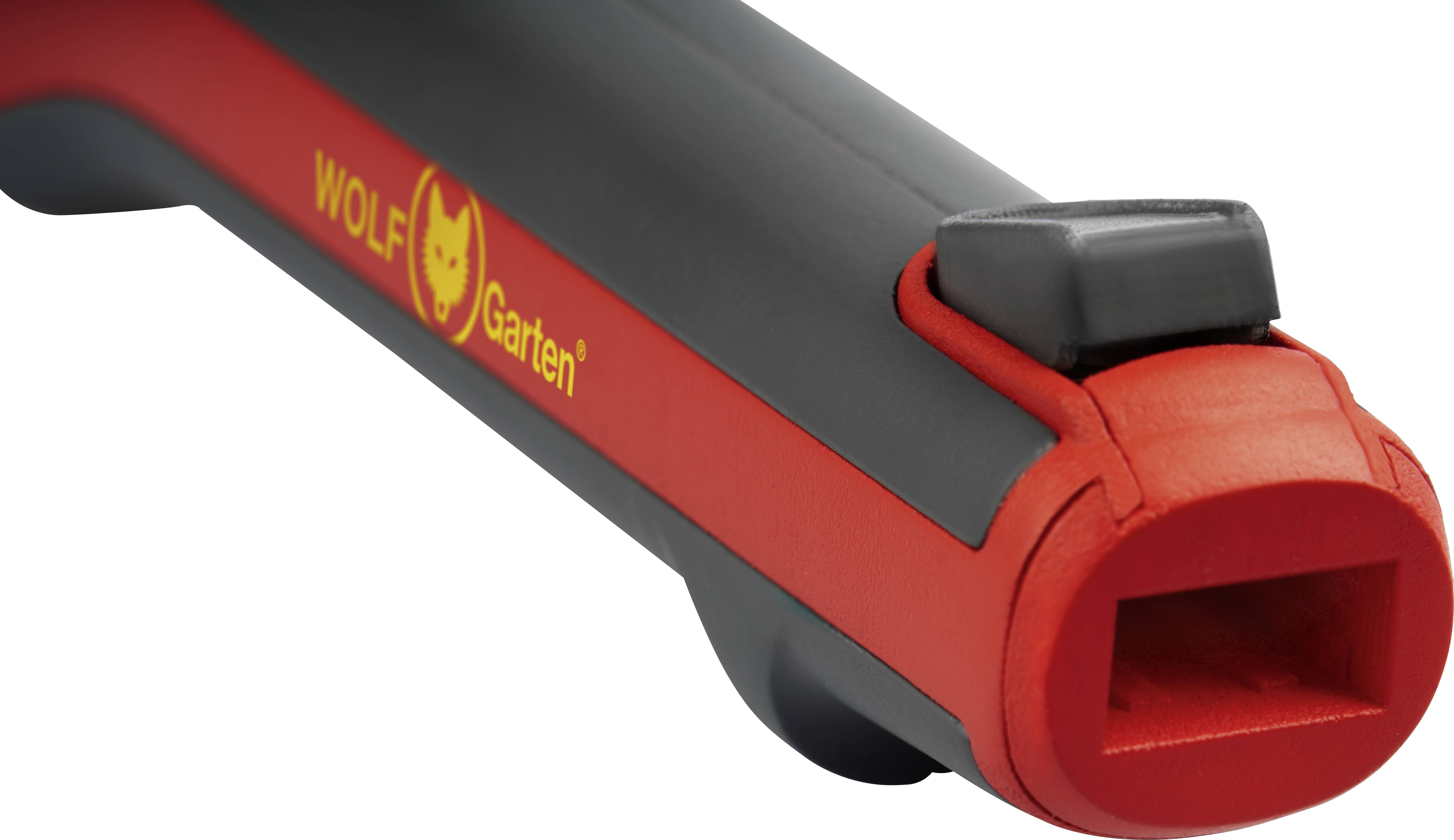Un manico rosso e nero di un attrezzo da giardino con il logo giallo 'WOLF-Garten', che mostra un design ergonomico.