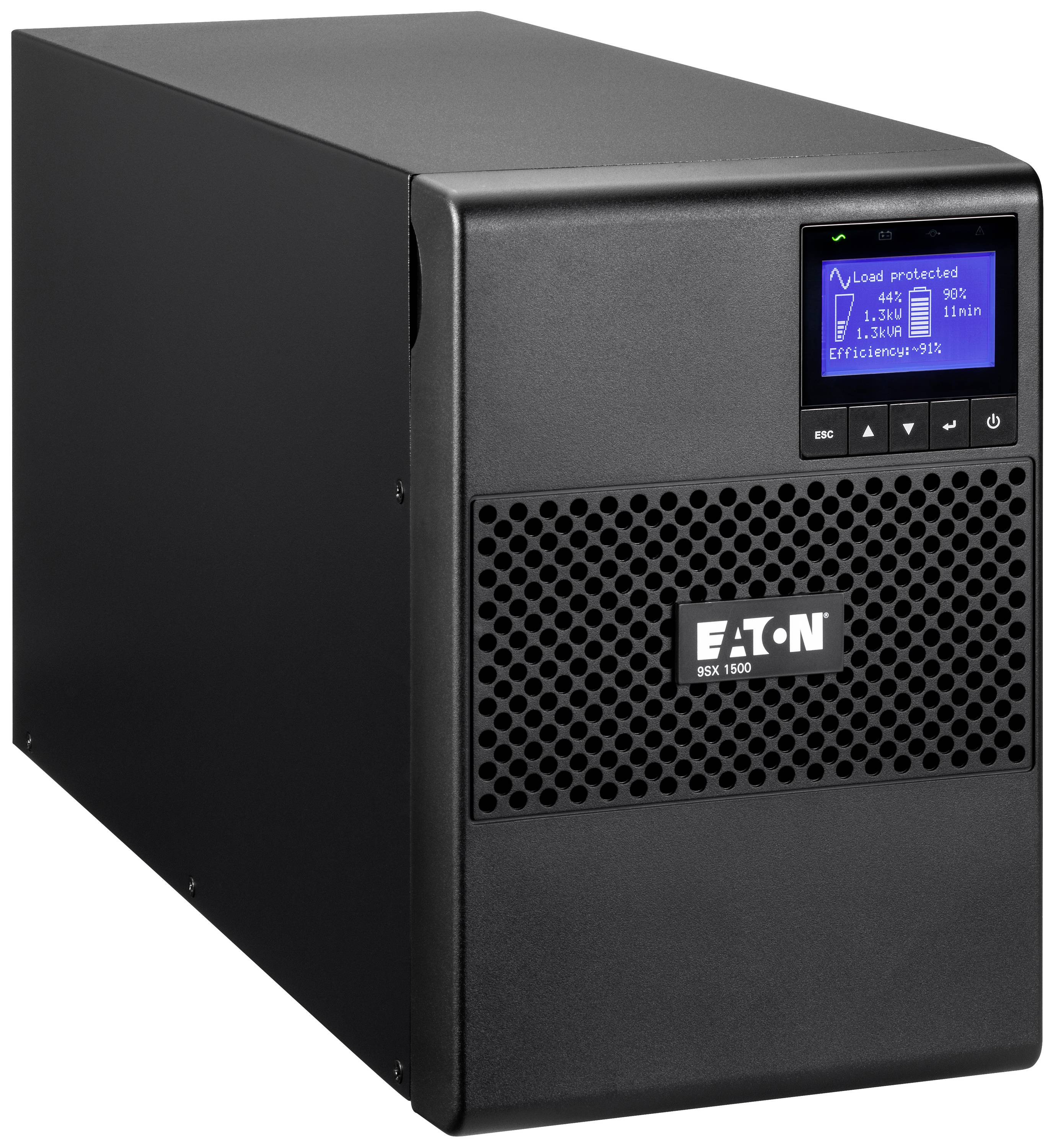 Un dispositivo UPS nero con display digitale e il testo 'Load protected' mostra informazioni sull'efficienza e lo stato di carica.