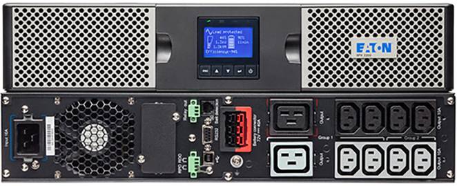 Vista frontale di un dispositivo UPS con griglie di ventilazione e display. Il retro mostra diversi connettori e prese, idoneo per sale server.