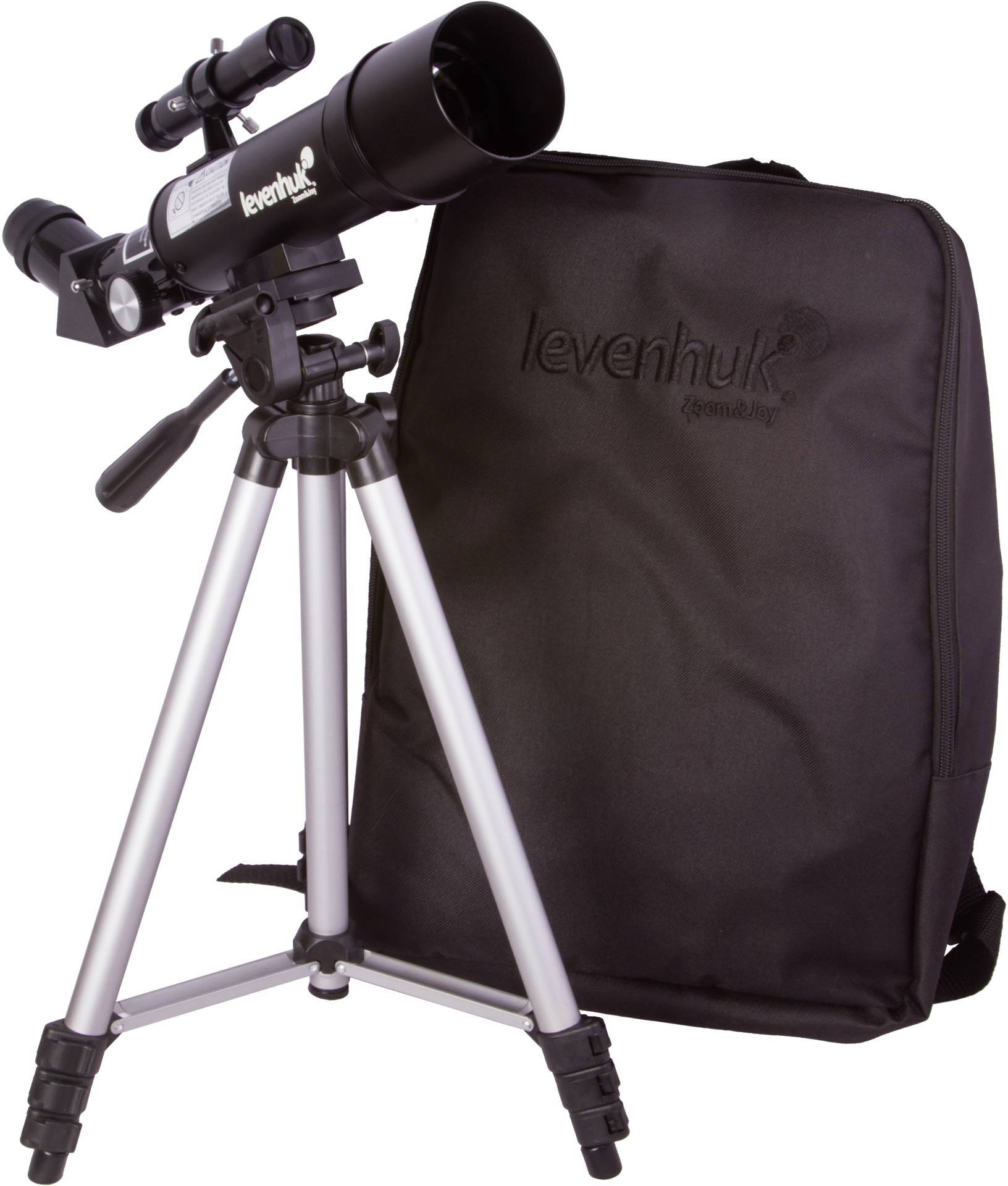 Un piccolo telescopio su un treppiede argentato accanto a uno zaino nero. Ideale per semplici osservazioni astronomiche.