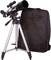 Un piccolo telescopio su un treppiede argentato accanto a uno zaino nero. Ideale per semplici osservazioni astronomiche.