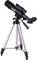 Telescopio nero su un treppiede, con un mirino e un oculare; adatto per osservazioni astronomiche.