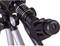 Un primo piano di un telescopio mostra un oculare con l'etichetta 'H20mm'. Il telescopio è montato su un treppiede.