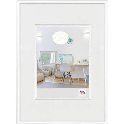 Una stanza elegante e design minimalista con una scrivania, una sedia e decorazioni a parete. Arredamento luminoso e moderno.