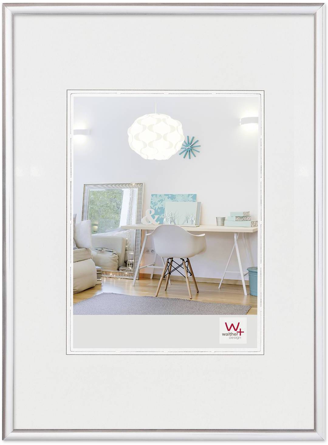 Un ambiente moderno e luminoso con scrivania, sedia Eames, specchio e oggetti decorativi chiari in una cornice bianca.