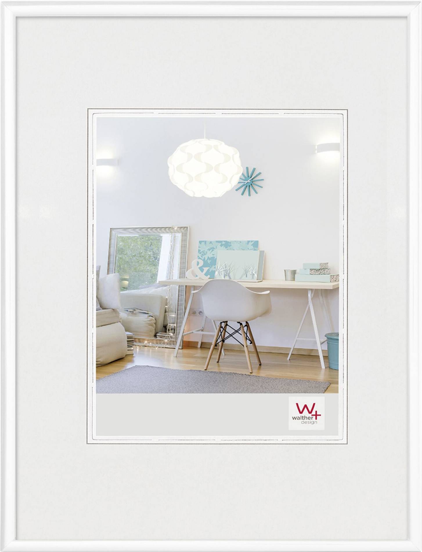 Uno spazio luminoso e elegante con scrivania, sedia e illuminazione decorativa. Un quadro e uno specchio sono sullo sfondo, design moderno.