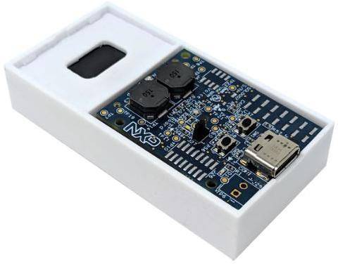 'Scheda elettronica del microcontrollore in custodia bianca, mostra circuiti, pulsanti e porta USB.'