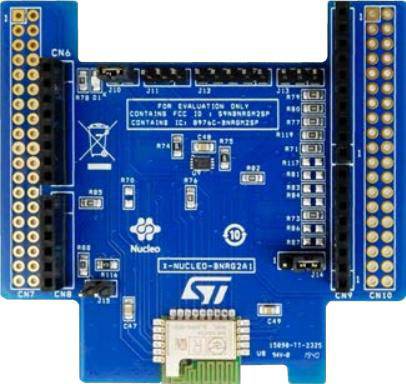 Scheda elettronica con sfondo blu, diversi slot e la scritta 'Nucleo' al centro.