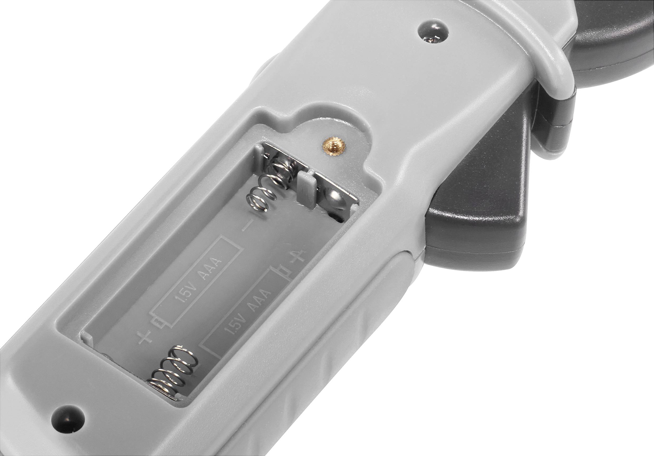 Vano batterie aperto di un telecomando con spazio per due batterie AA, contatti a molla vuoti visibili.