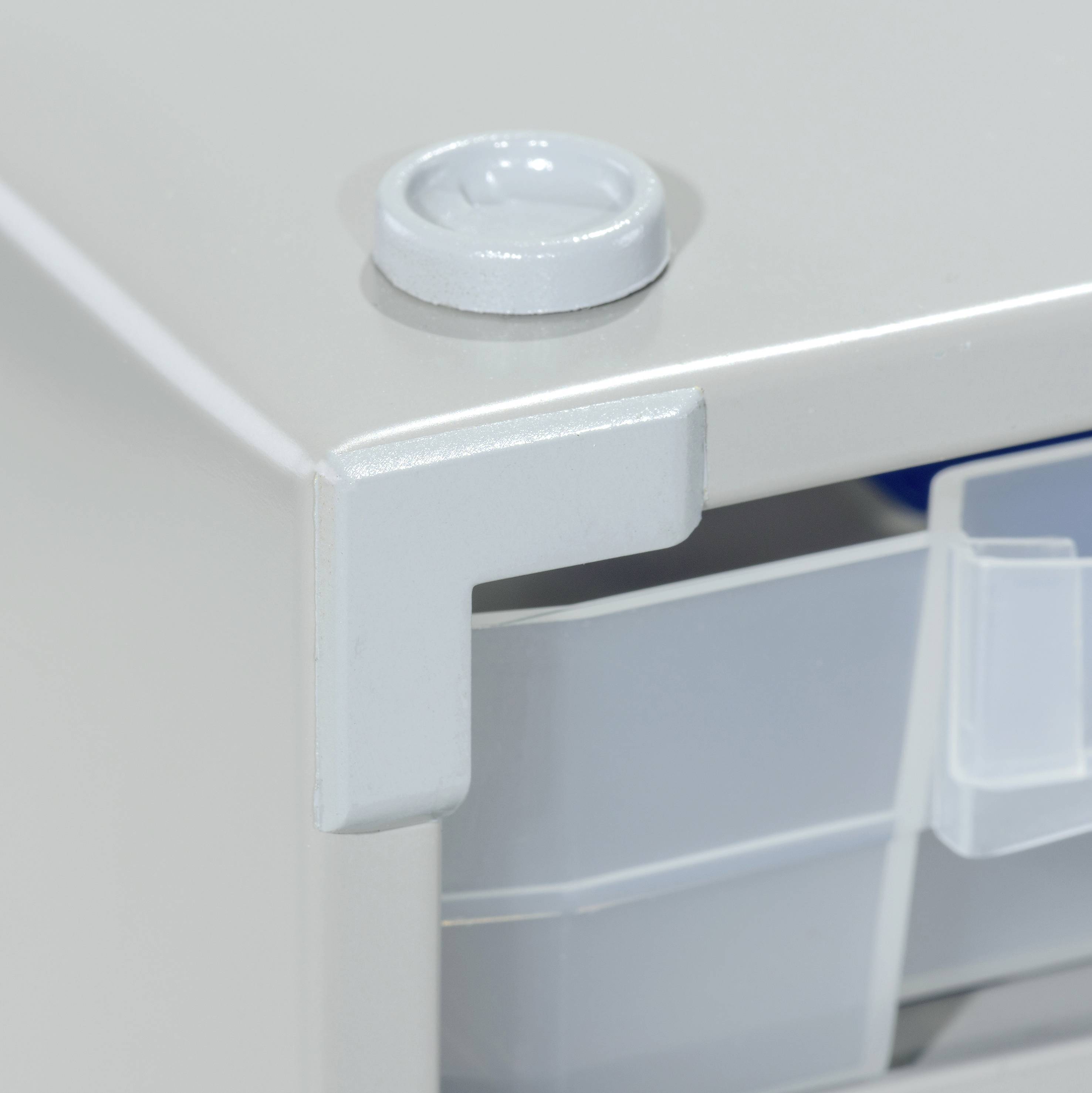 Primo piano di un angolo di cassetto con isolatore a cerniera a rullo in grigio. Il design strutturato e i dettagli del bordo e della cerniera sono chiaramente visibili.