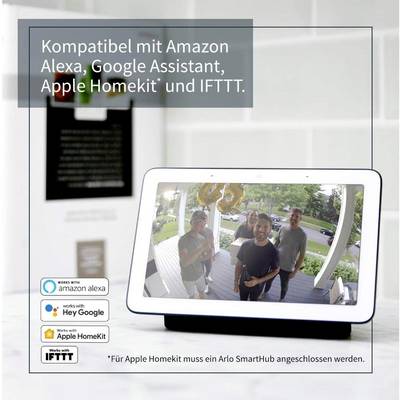 Un display intelligente mostra un video live di quattro persone sorridenti su una veranda. È compatibile con Alexa, Google Assistant, Apple HomeKit e IFTTT.