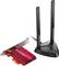 Una scheda di rete wireless TP-Link rossa con dissipatore di calore e due antenne nere removibili su un supporto, adatta per PC desktop.