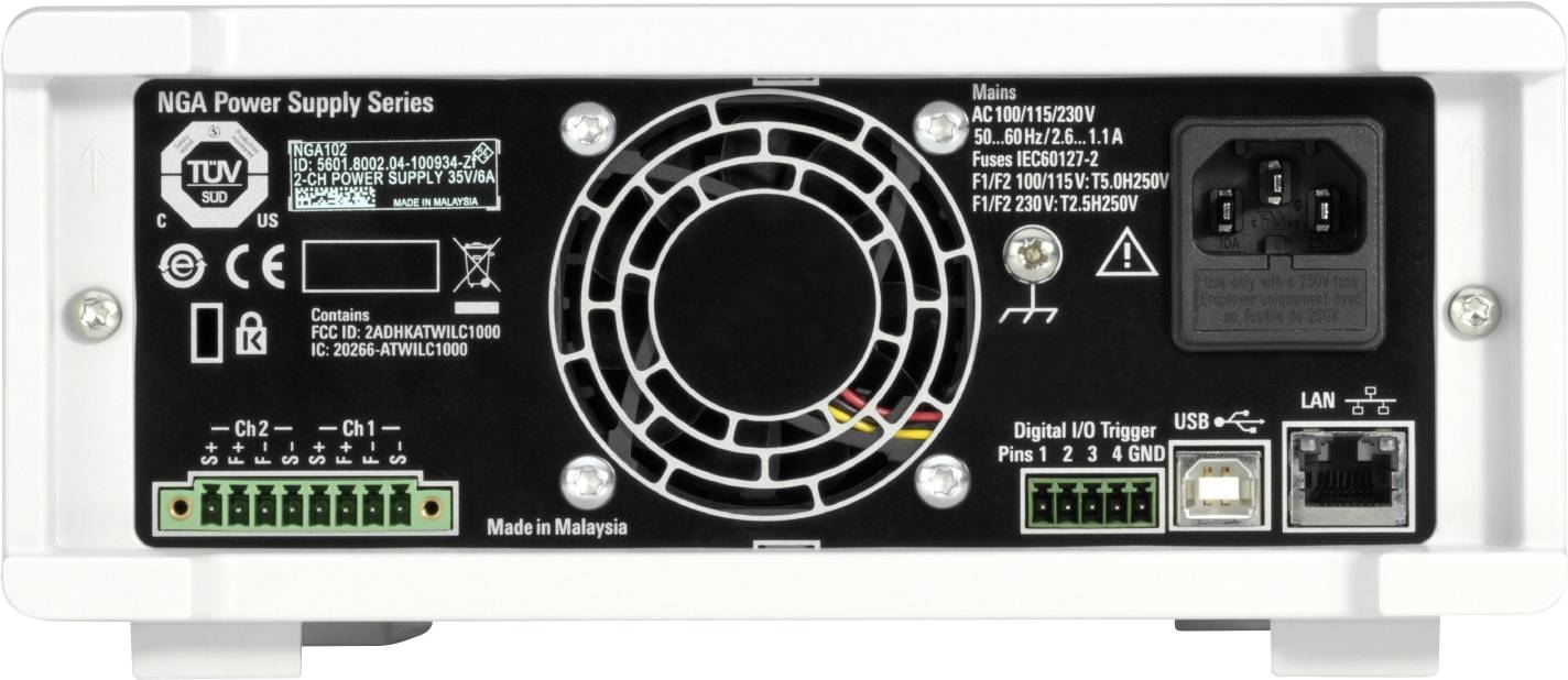 Retro di un alimentatore con opzioni di connessione. Mostra fusibili, porta LAN, terminali di I/O digitali e numero di serie.