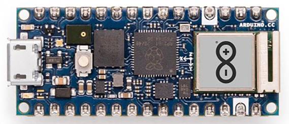 Scheda Arduino con chip e vari componenti elettronici, connettore Micro-USB sul lato sinistro.