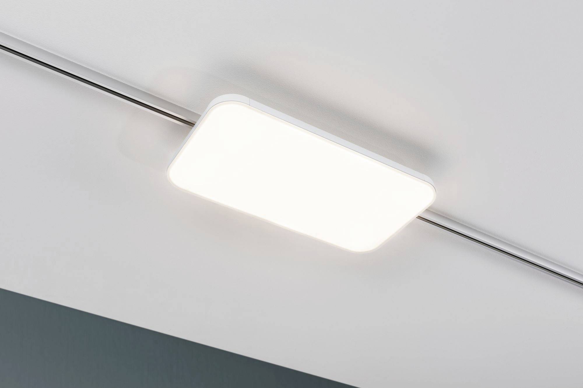 Una plafoniera rettangolare si accende. È moderna e installata in un ambiente essenziale.