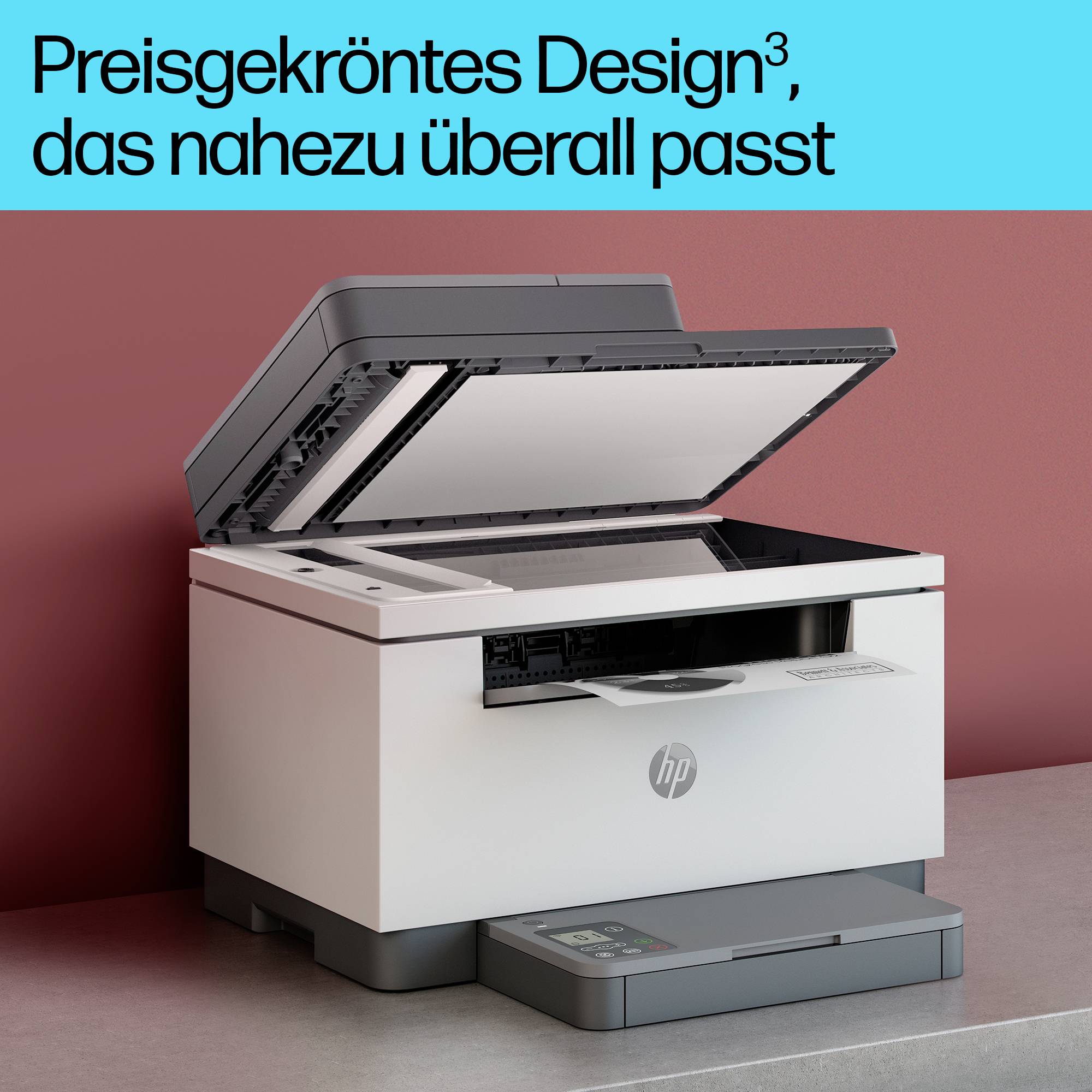 Una stampante moderna con il coperchio aperto su un tavolo. Testo in alto: 'Design premiato³ che si adatta praticamente ovunque'.