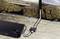 Lettore Blu-ray collegato a uno splitter con due monitor che mostrano un paesaggio di rocce.