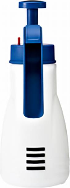 Un contenitore bianco in plastica con manico e chiusura blu. In alto è presente un meccanismo a pompa. Adatto per la distribuzione di liquidi.