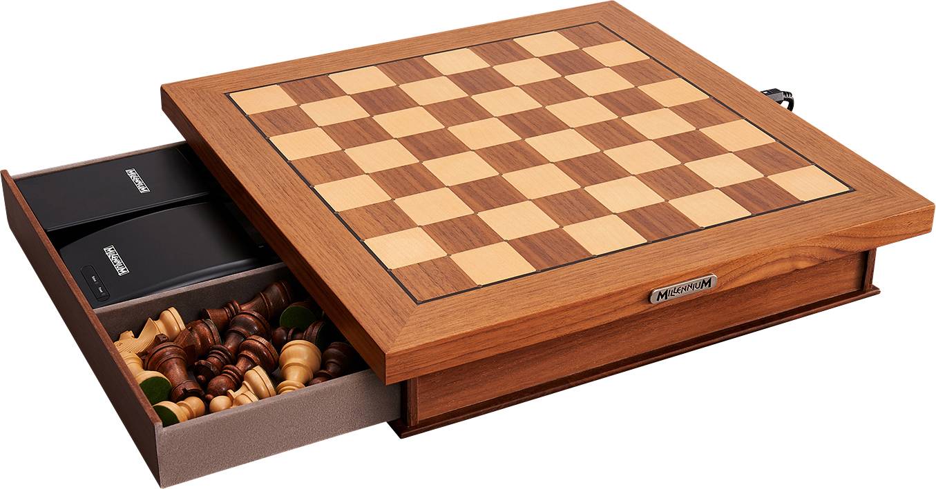 Una scacchiera in legno con cassetto aperto che contiene pezzi degli scacchi e due dispositivi elettronici.
