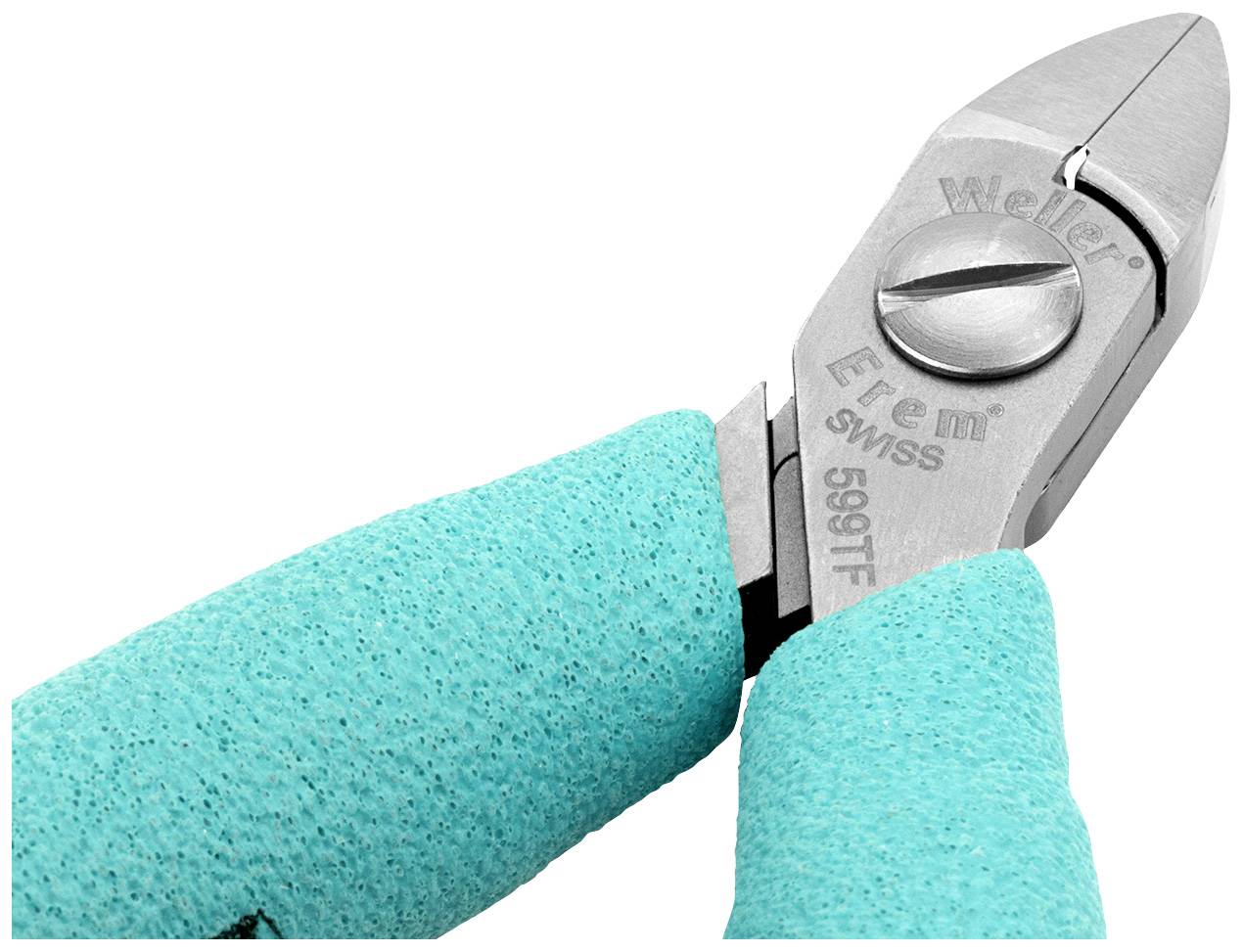 Primo piano di una pinza argentata con impugnature turchesi che taglia un coltello. Sulla pinza sono riportati i marchi 'Erem Swiss', 'Meler', '599TF'.