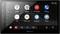 L'immagine mostra un display autoradio con diversi simboli di app come 'Maps', 'News', 'YT Music', 'Podcasts' e 'Waze'.