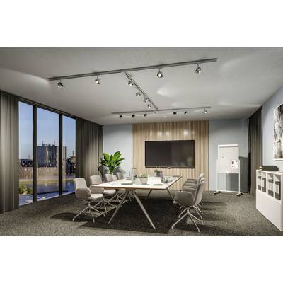 Sala conferenze moderna con un grande tavolo, sei sedie, uno schermo appeso alla parete, una lavagna e vista sulla città.