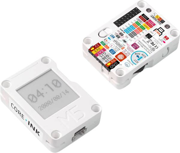 Un piccolo dispositivo elettronico rettangolare con un display che mostra '04:10 2000/00/14' e connettori colorati sulla parte superiore.