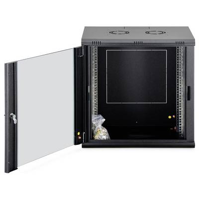 Armadio server nero a parete con porta aperta, che mostra lo spazio interno vuoto e un piccolo sacchetto di ferramenta di installazione al suo interno.