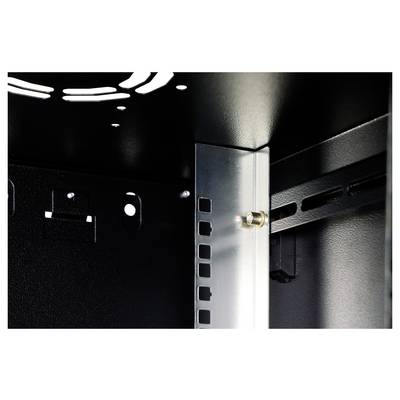 Vista interna di un rack metallico nero con un supporto verticale in metallo e pannelli forati, che mostra un attacco a bullone.