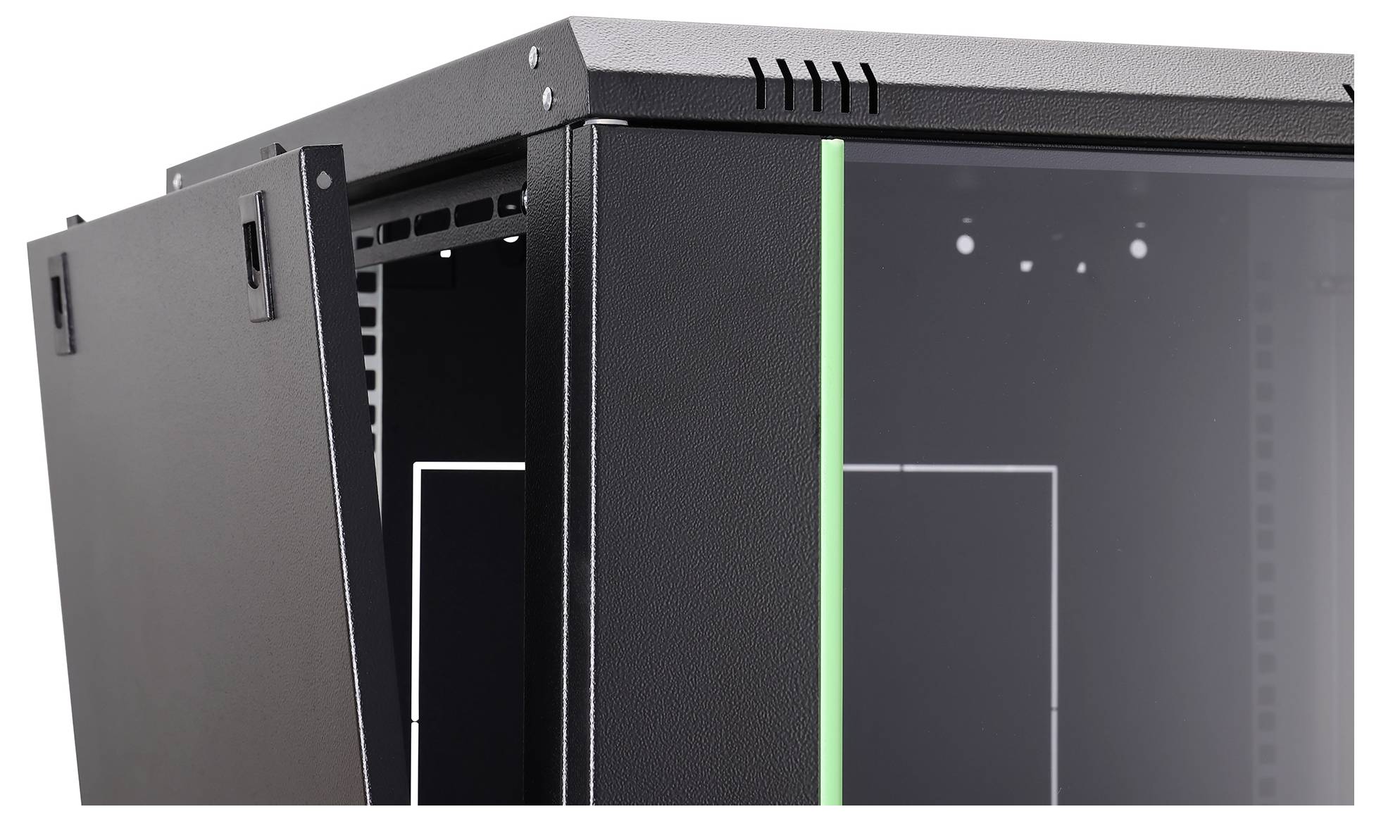 L'immagine mostra una vista ravvicinata di un armadio rack server nero aperto, con ventole visibili e una porta in vetro parzialmente chiusa.