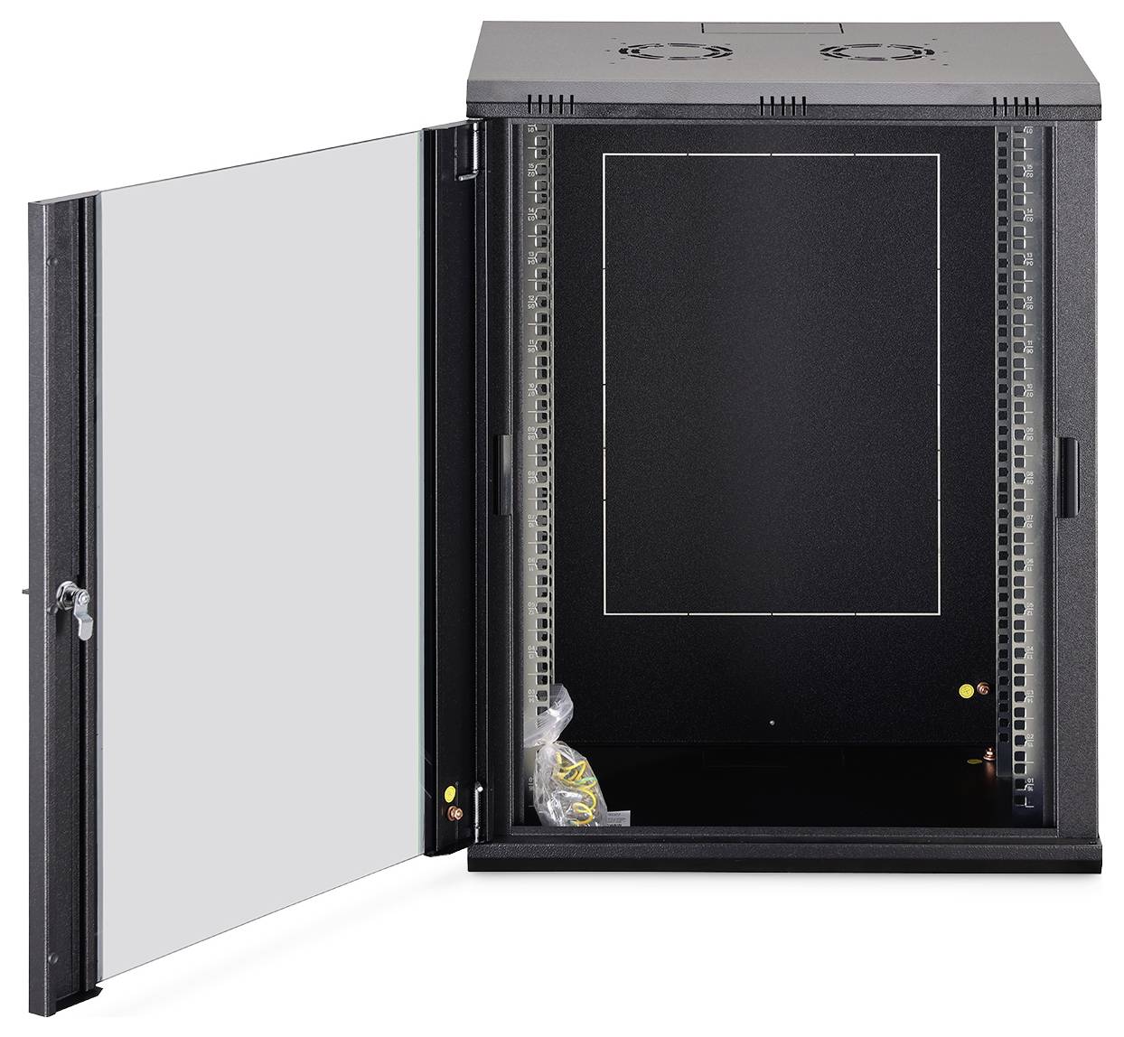 Un armadietto rack per server montato a parete in metallo nero con una porta anteriore in vetro trasparente, che rivela un interno spazioso con guide di montaggio.