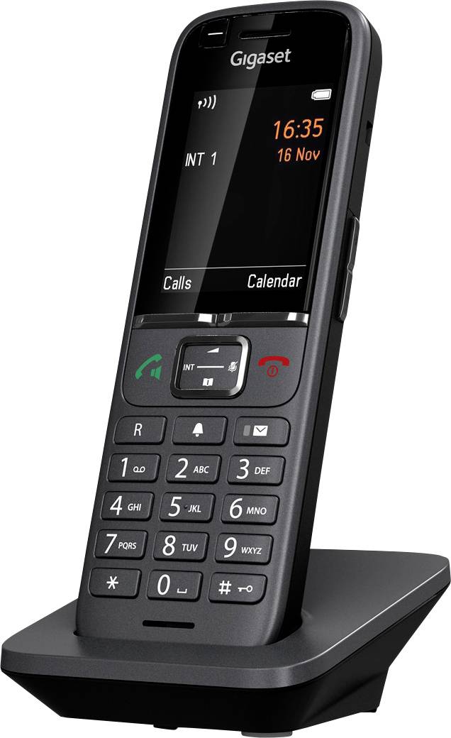 Telefono cordless Gigaset nero con display illuminato che mostra data e ora, poggiato sulla sua stazione di ricarica.