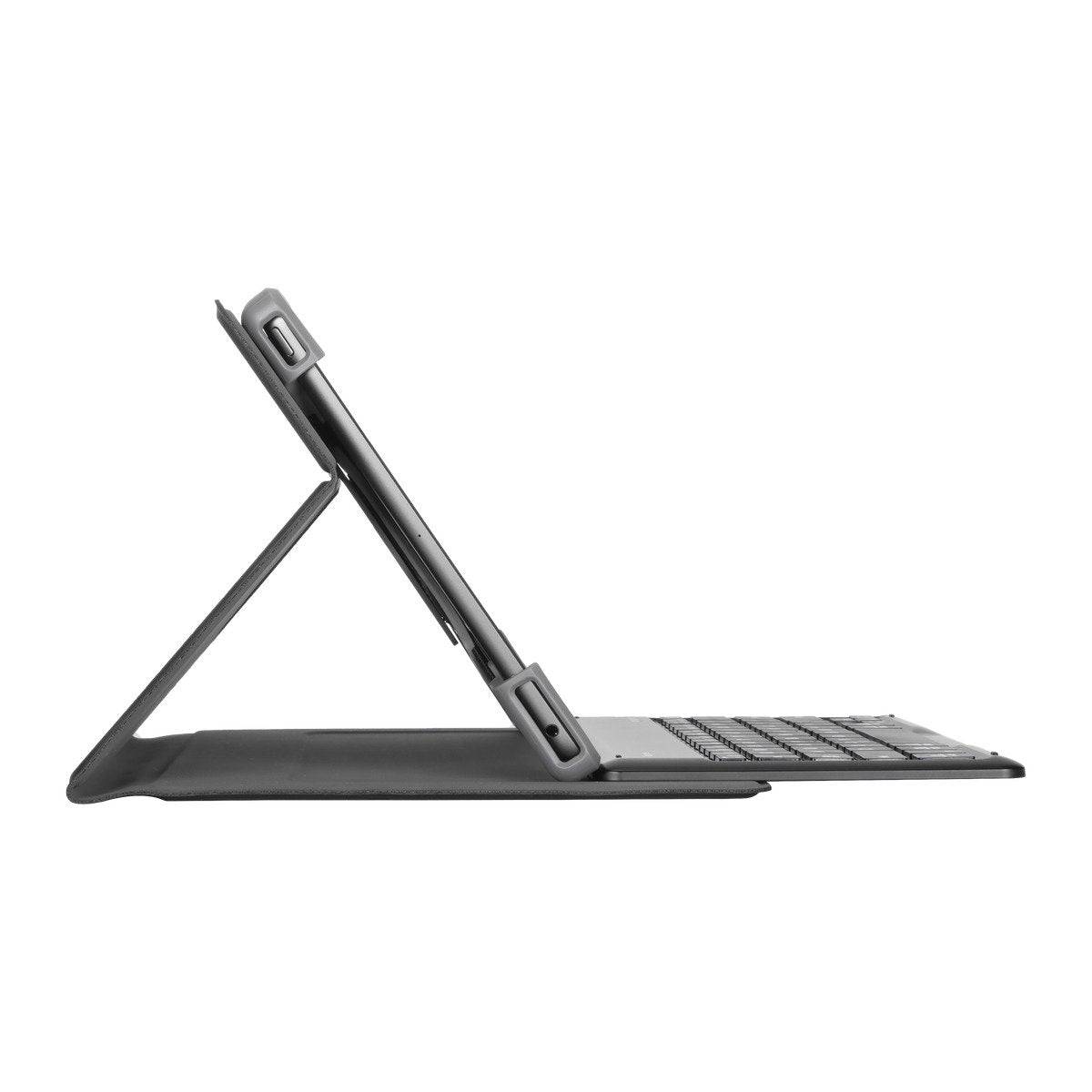Una vista laterale di un tablet in un custodia pieghevole, inclinata, con tastiera integrata.